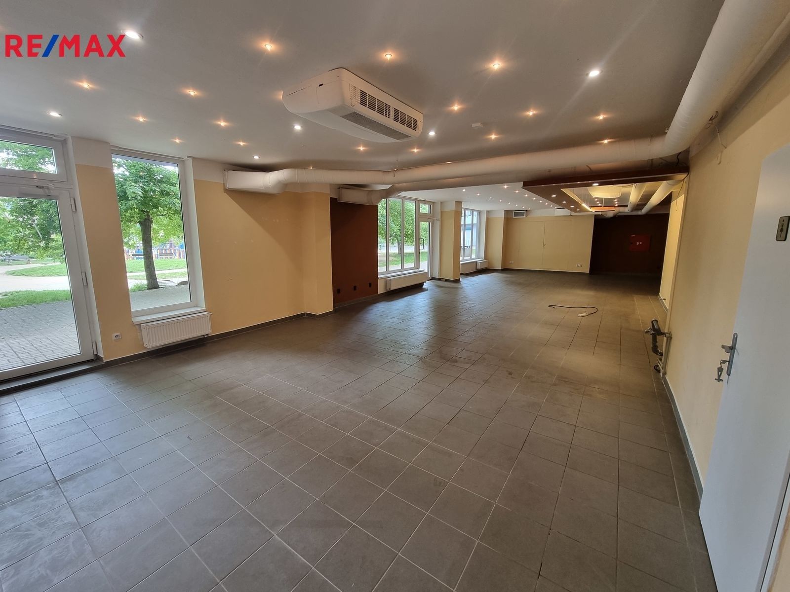 Prodej obchodní prostory - Kudrnova, Praha, 164 m²