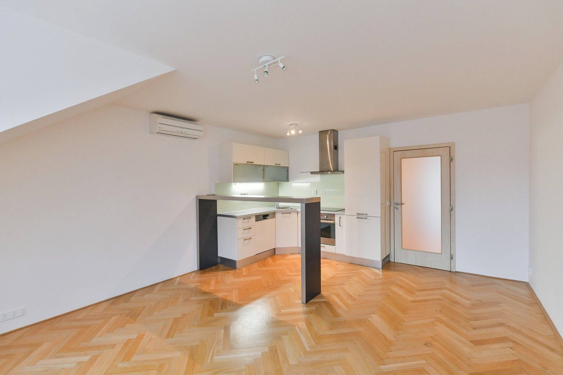 Pronájem byt 2+kk - Bulharská, Praha, 72 m²