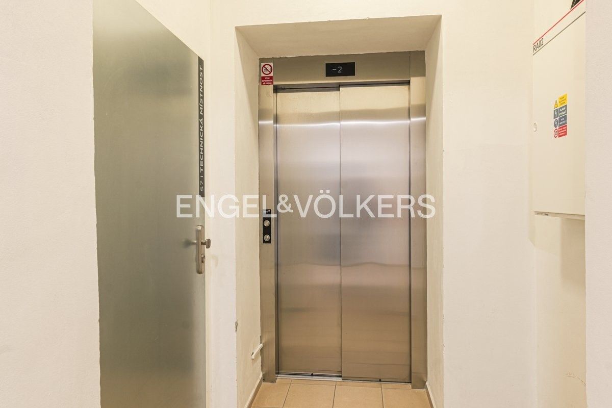 Sklad · 77 m² · Kroftova 329, Praha Smíchov - 4