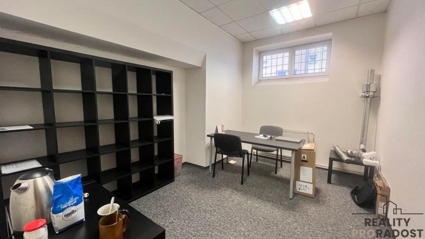 Pronájem kancelář - nám. Míru, Třinec, 28 m²