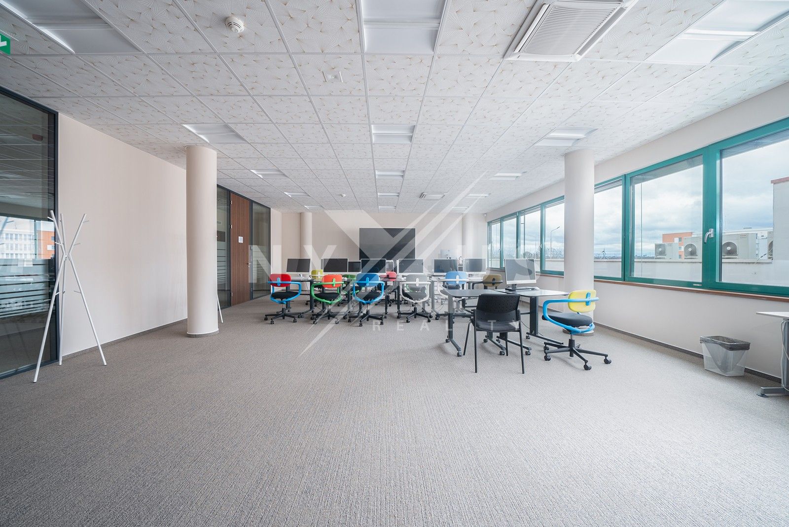 Pronájem kancelář - Jeremiášova, Praha, 267 m²