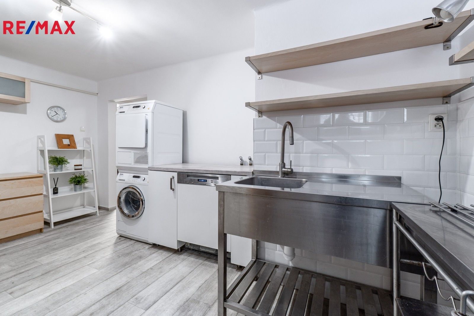 Prodej byt 2+1 - Pernerova, Praha, 60 m²