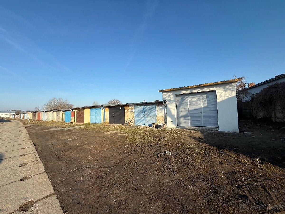 Garáže, Hodonín, 695 01