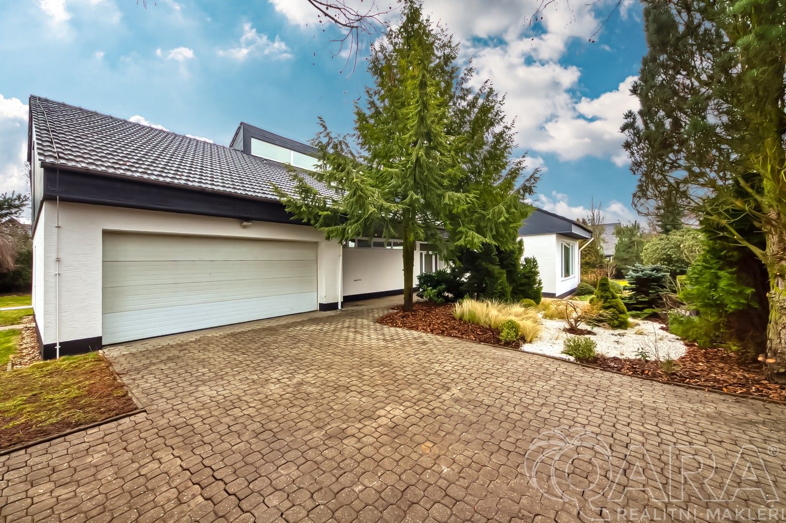 Pronájem rodinný dům - V Úvozu 417, Dolní Břežany, 380 m²