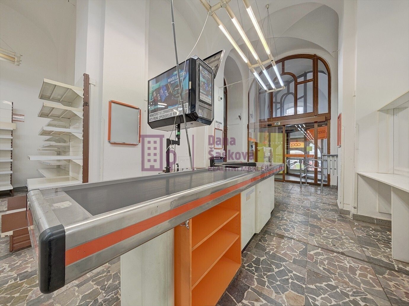 Pronájem obchodní prostory - nám. Míru, Jindřichův Hradec, 520 m²