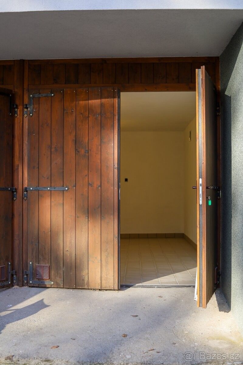 Garáže, Plzeň, 326 00 - 2