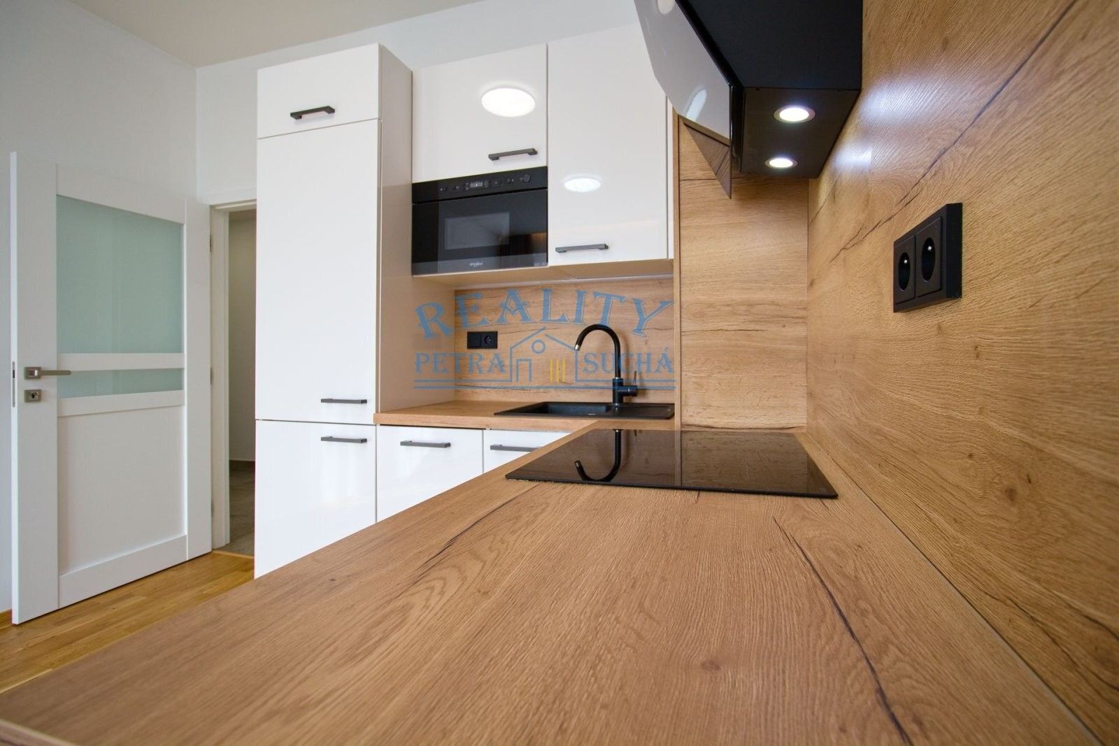 2+kk, Černokostelecká, Praha, 41 m²