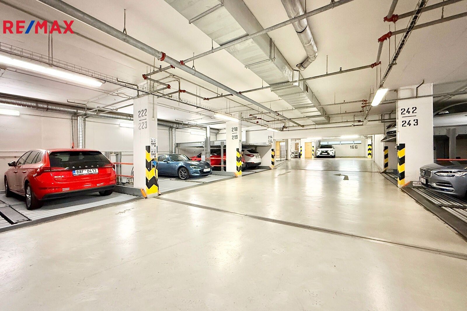 Prodej garáž - Osadní, Praha, 15 m²