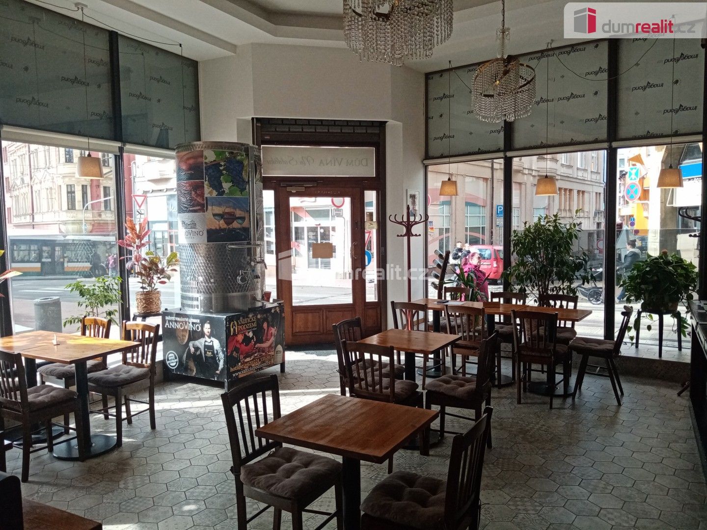 Obchodní prostory, nám. Šaldovo, Liberec, 70 m² - 1