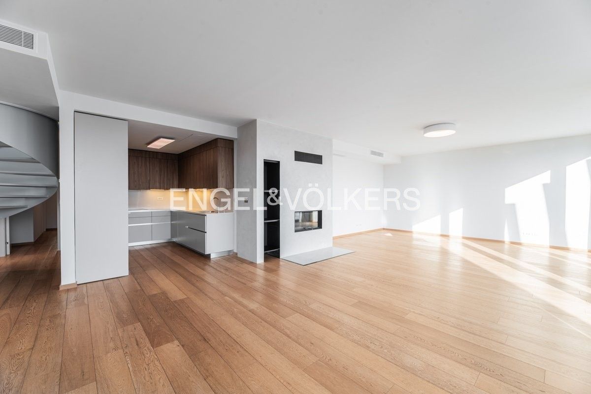 4+kk, Holečkova 3360, Praha, 213 m²
