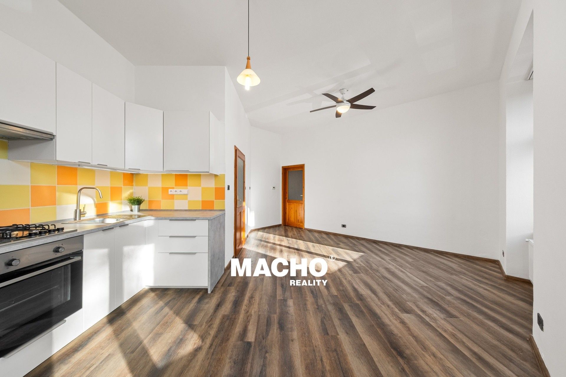 Pronájem byt 3+kk - Černomořská, Praha, 70 m²