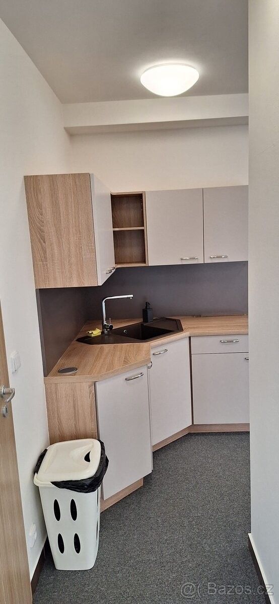 Pronájem obchodní prostory - Praha, 104 00