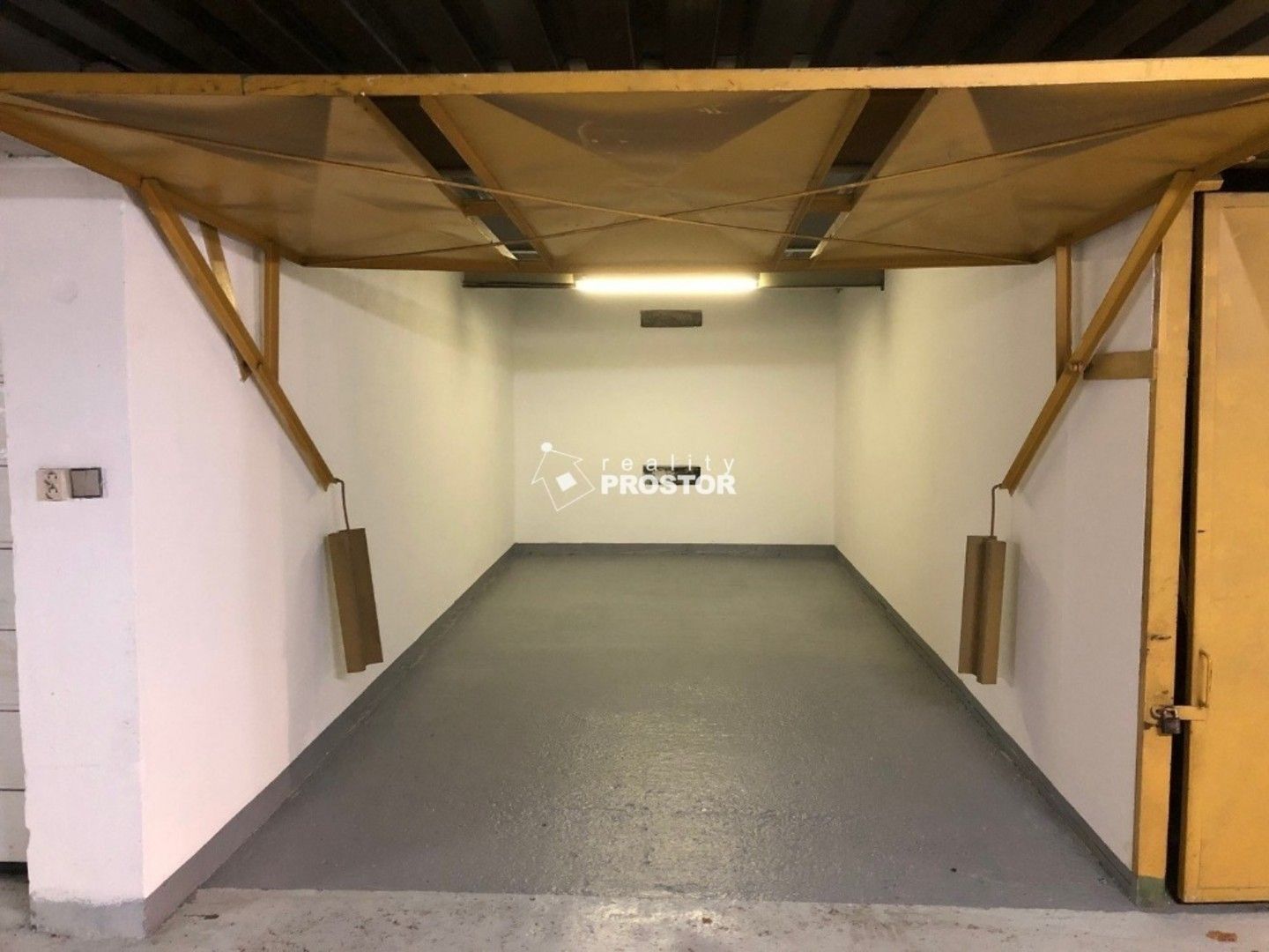 Garáže, Čumpelíkova 1768, Praha, 17 m²