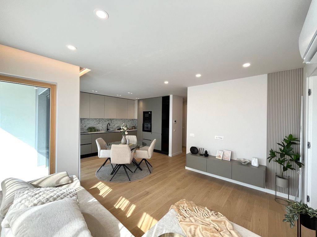 Prodej byt - 987 66, Zahraničí