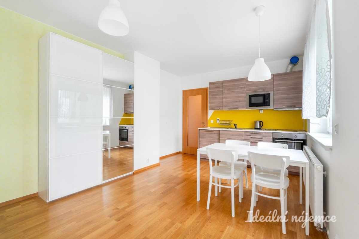 Pronájem byt 1+kk - Kakosova, Praha, 38 m²