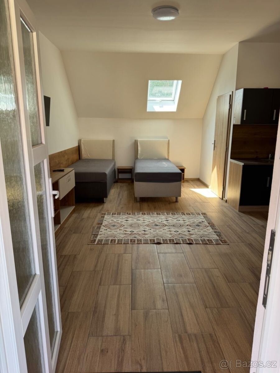 Pronájem byt - Dolní Břežany, 252 41