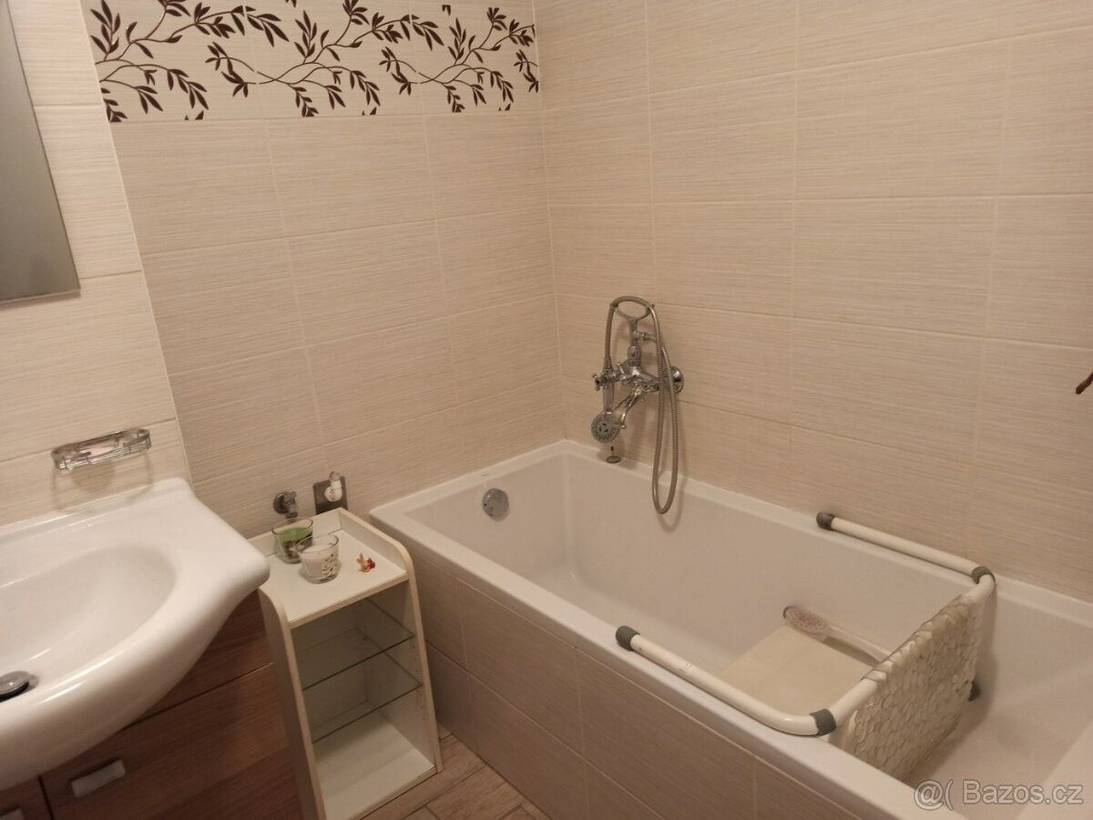 Pronájem byt - Chvaletice, 533 12