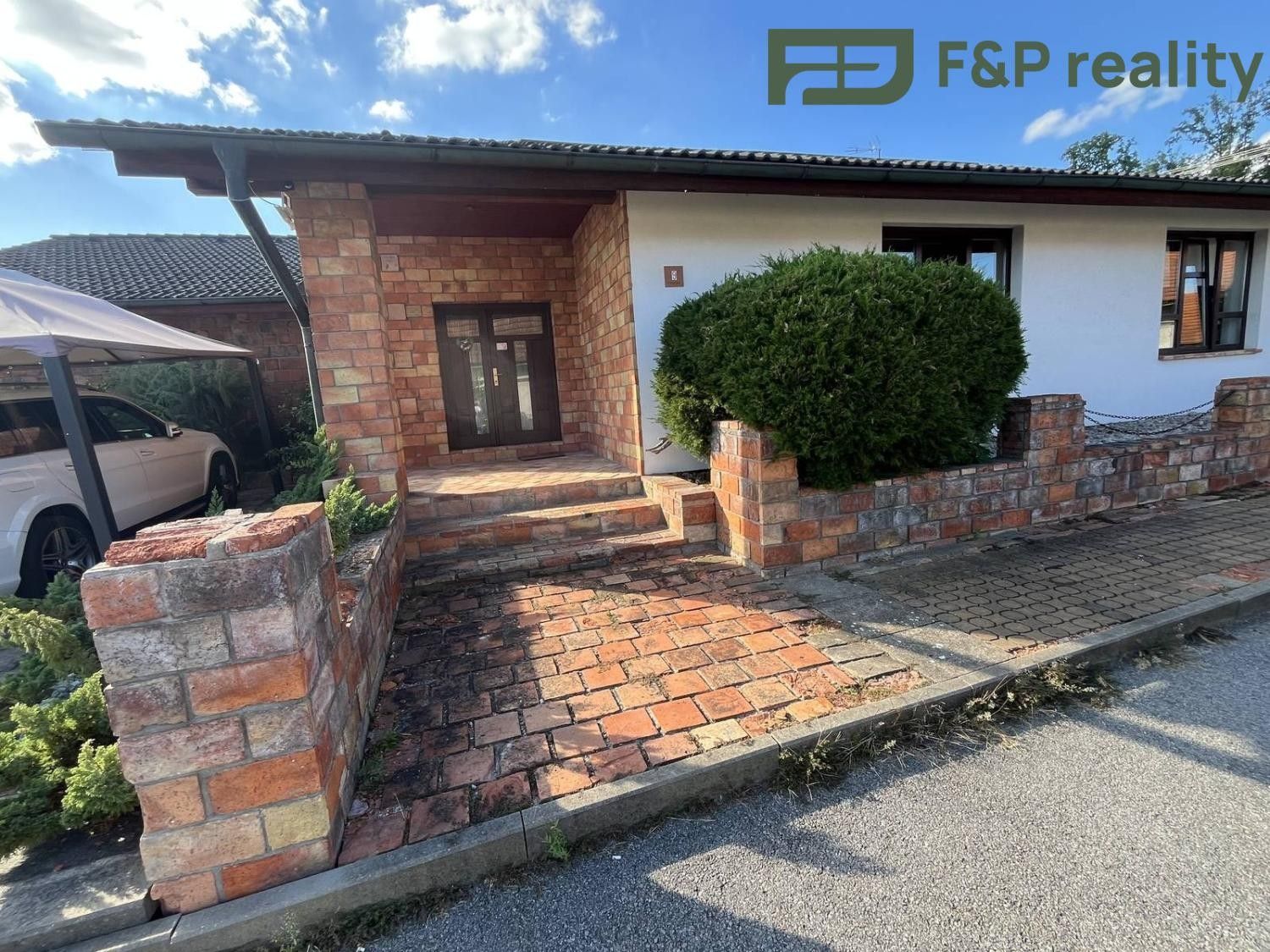 Casă, 573 m², teren 1944 m²