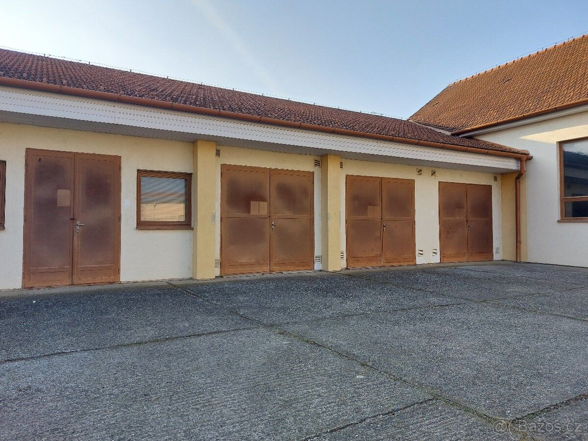 Garáže, Strážnice, 696 62
