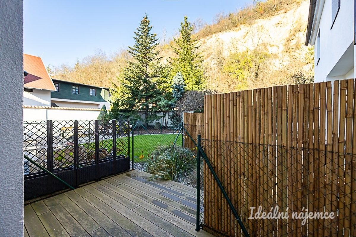 Pronájem byt 1+kk - Pod Žvahovem, Praha, 28 m²