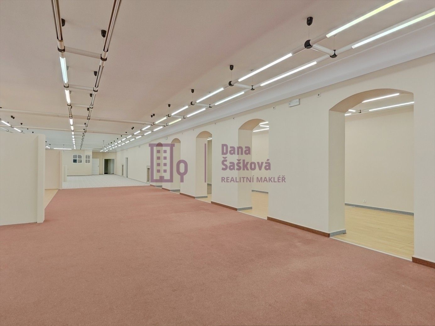 Pronájem obchodní prostory - nám. Míru, Jindřichův Hradec, 525 m²