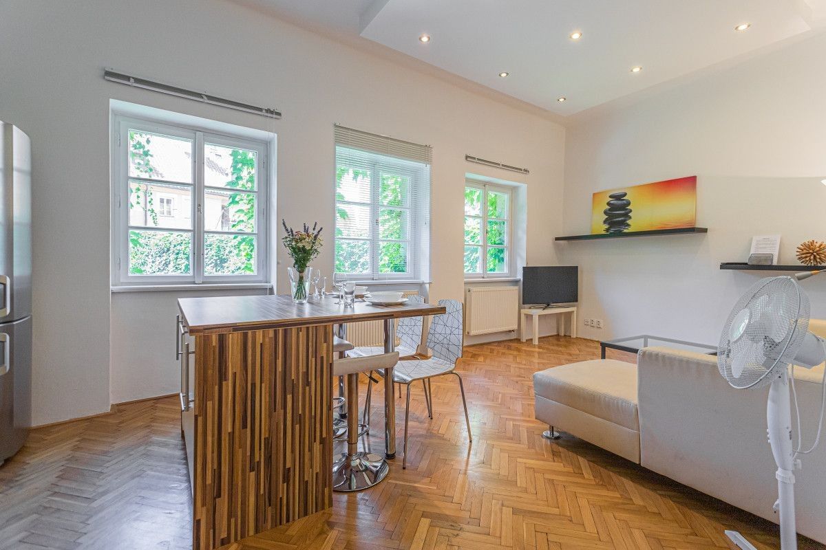Byty, U Obecního dvora, Praha - Staré Město, 50 m² - 2