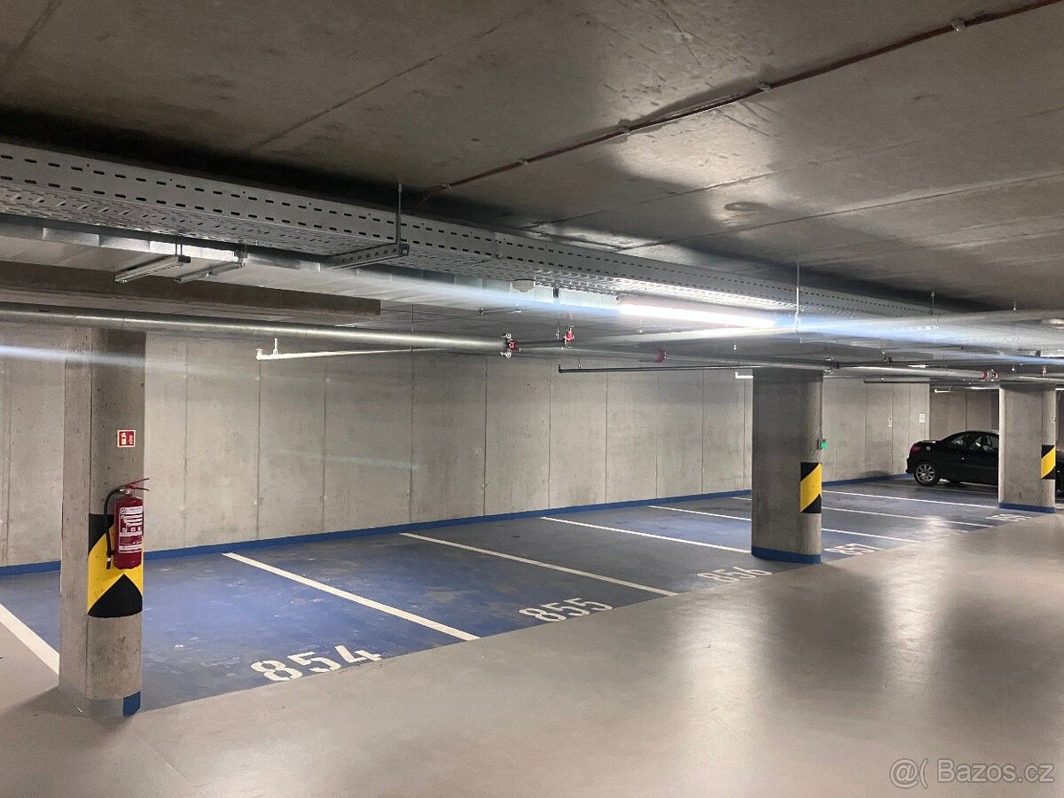 Garáže, Praha, 143 00