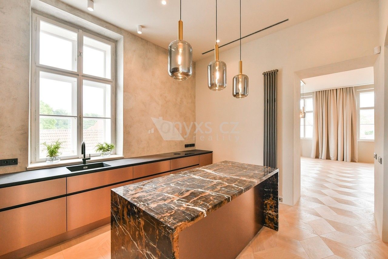 Pronájem byt 5+1 - U obecního dvora, Praha, 210 m²