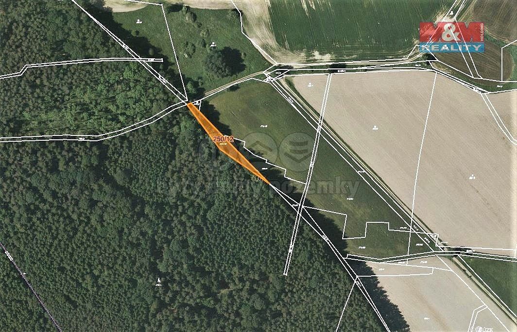 Les, 892 m²