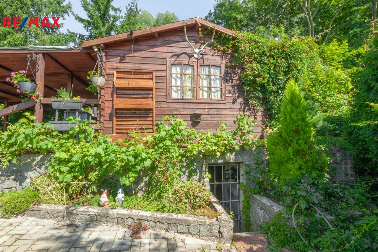 Zahrady, Lom, 738 m²