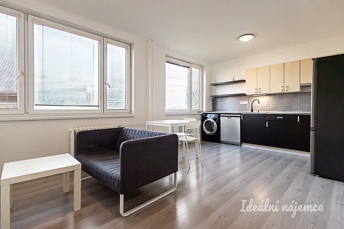 Pronájem byt 1+kk - Platanová, Praha, 30 m²
