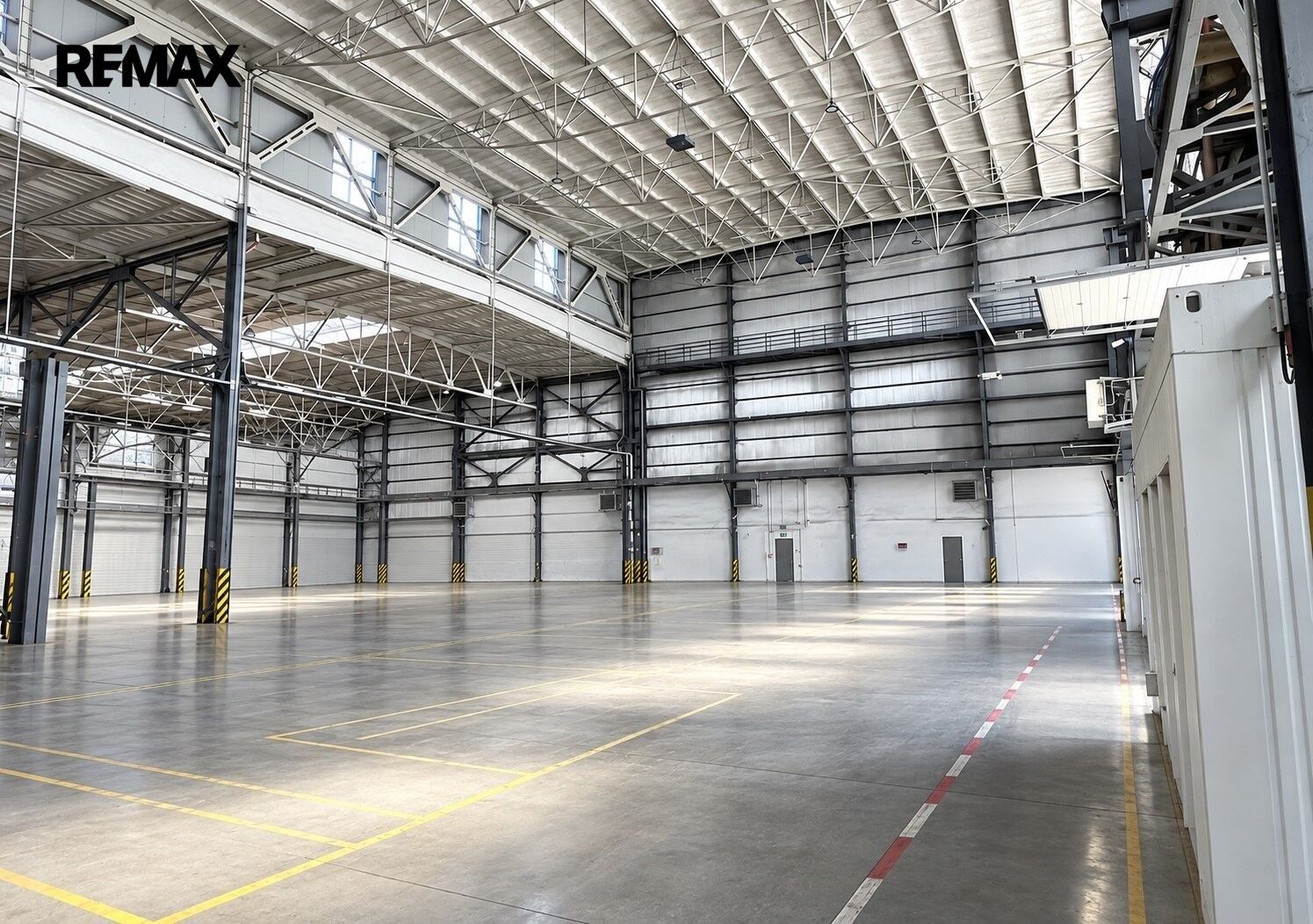 Sklad · 10 500 m² · U továren 999, Praha Hostivař - 3