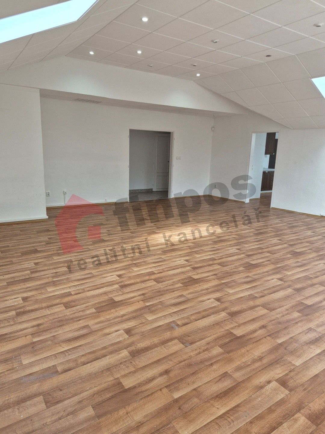 Obchodní prostory · 100 m² · Ringhofferovo náměstí  , Kamenice - 3