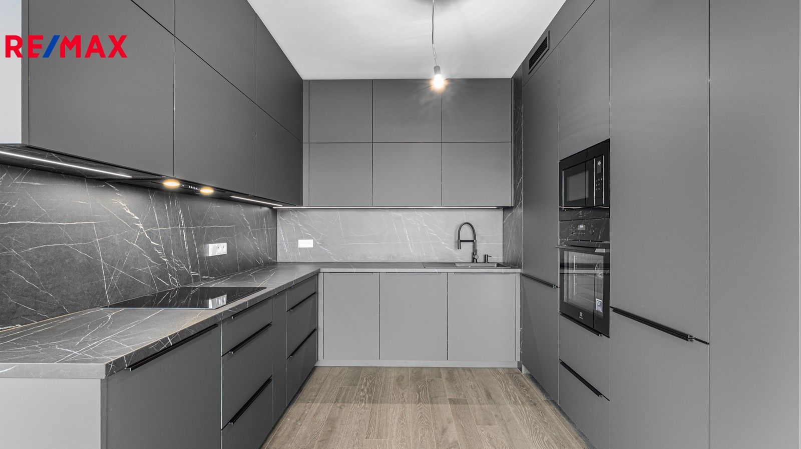 Pronájem byt 3+kk - Československého exilu, Praha, 61 m²