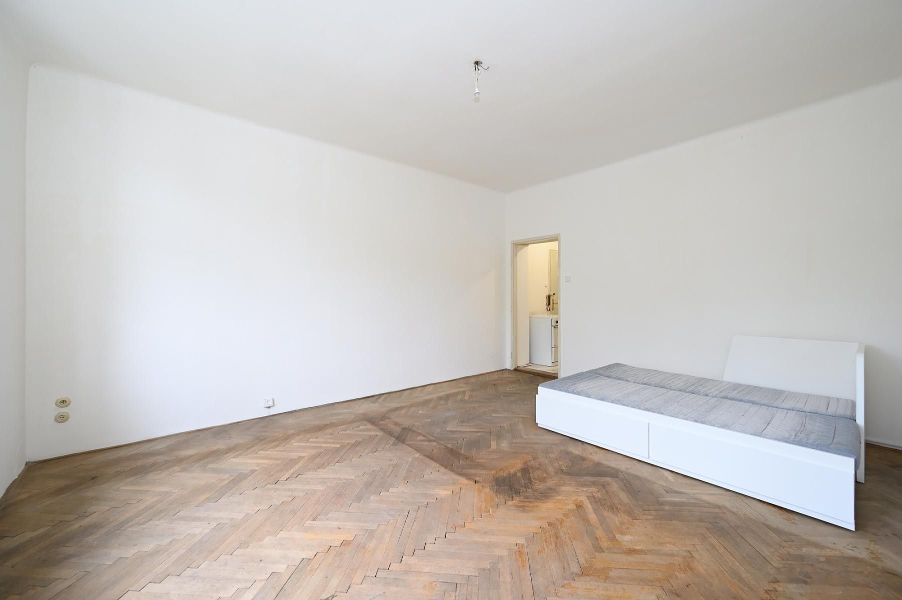 Pronájem byt 1+kk - Ruská, Praha, 32 m²