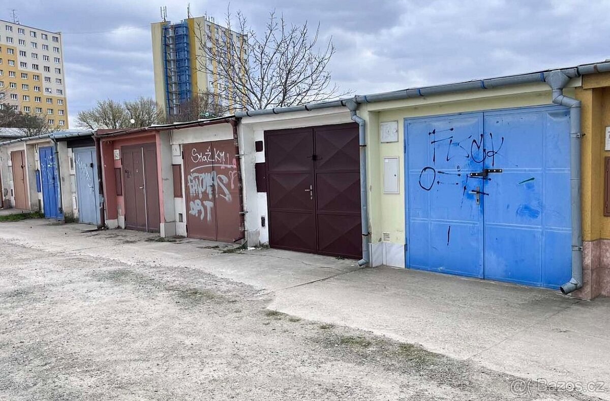 Garáže, Hutník, Veselí nad Moravou, okres Hodonín, 19 m² - 1