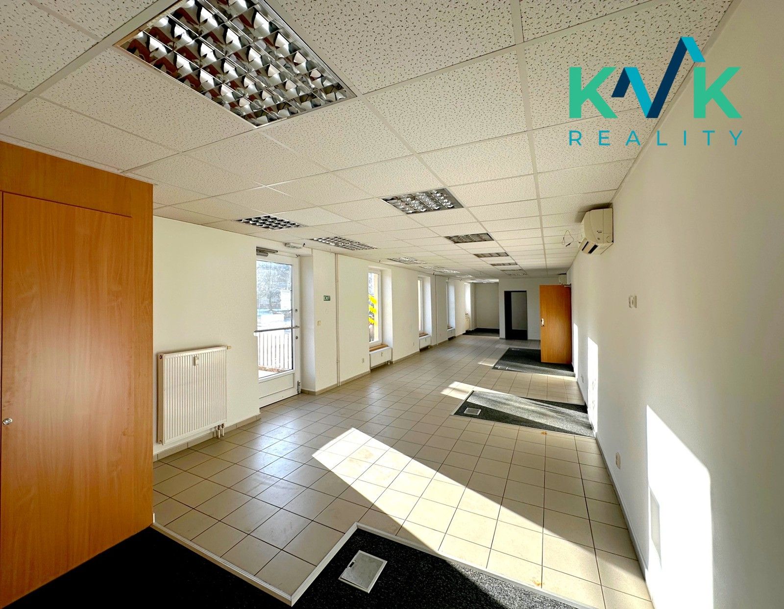 Obchodní prostory, Hlavní třída, Ostrov, 160 m² - 1