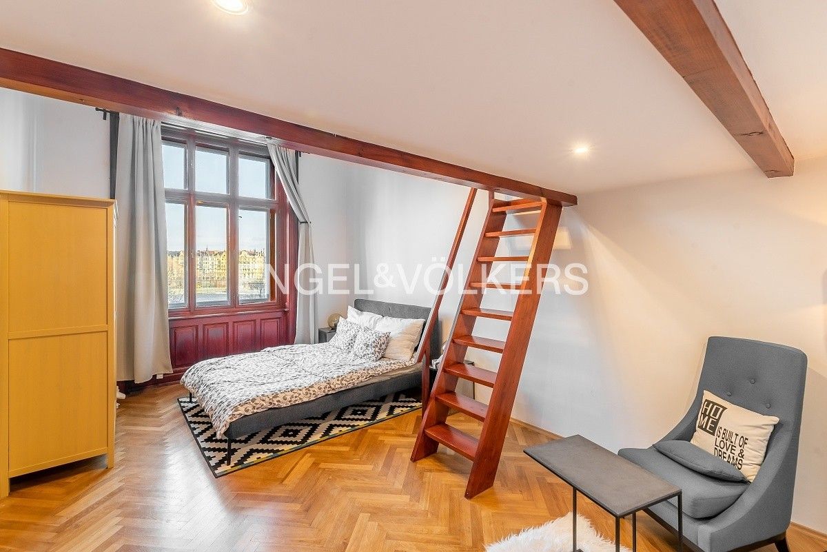 2+1, Janáčkovo nábřeží, Praha, 70 m²