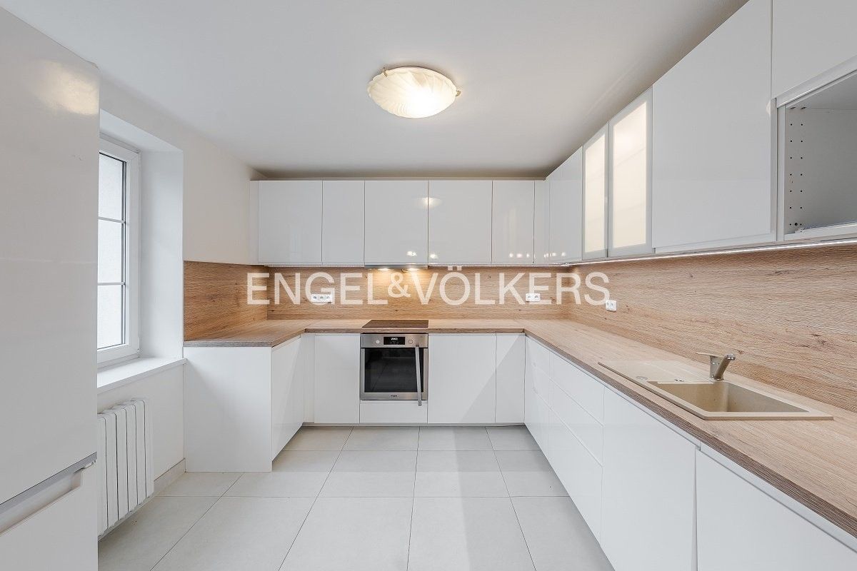 Pronájem rodinný dům - Sadová, Průhonice, 350 m²