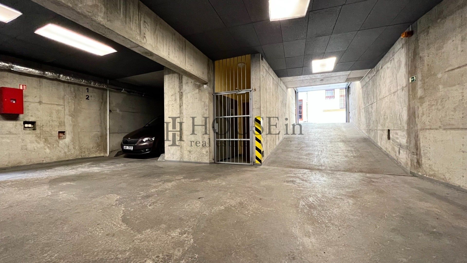 Pronájem garáž - Kozácká, Praha, 15 m²