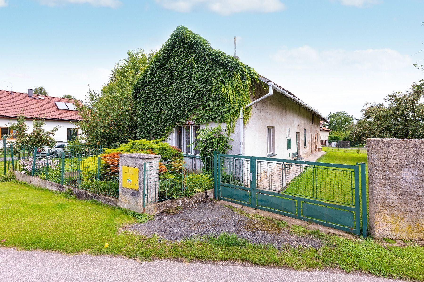 Prodej rodinný dům - Lochenice, 252 m²