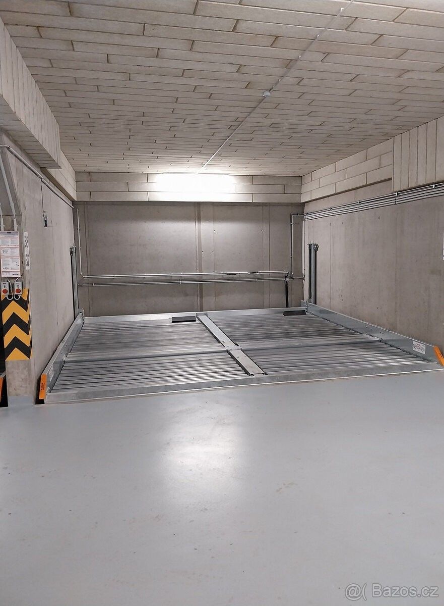 Garáže, Praha, 180 00