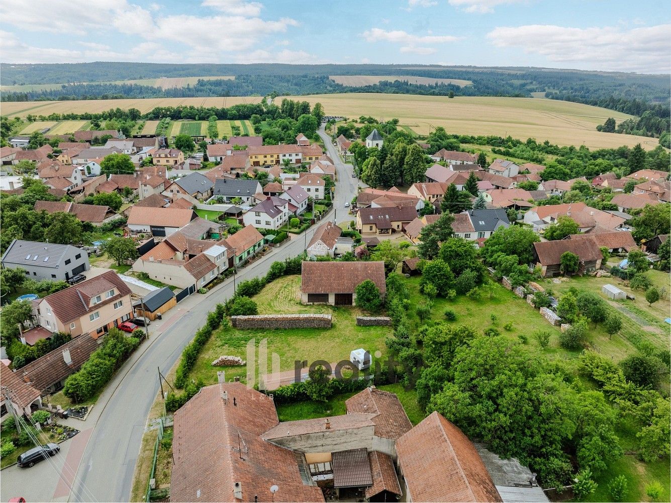 Pozemek pro bydlení, 889 m²