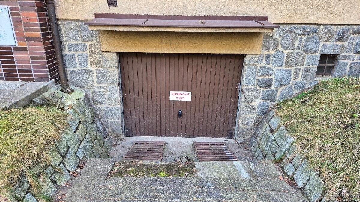 Garáže, Praha, 108 00