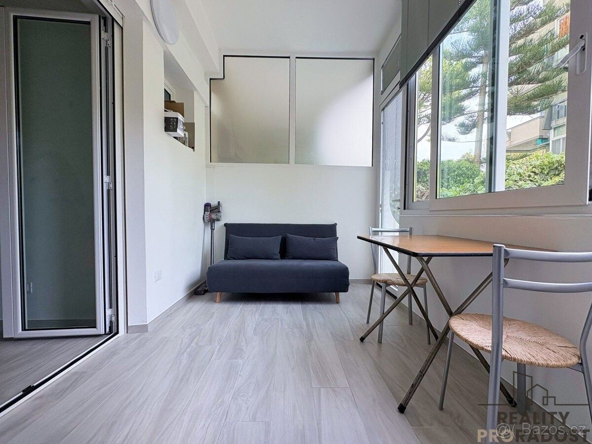 Byty, 987 66, Zahraničí