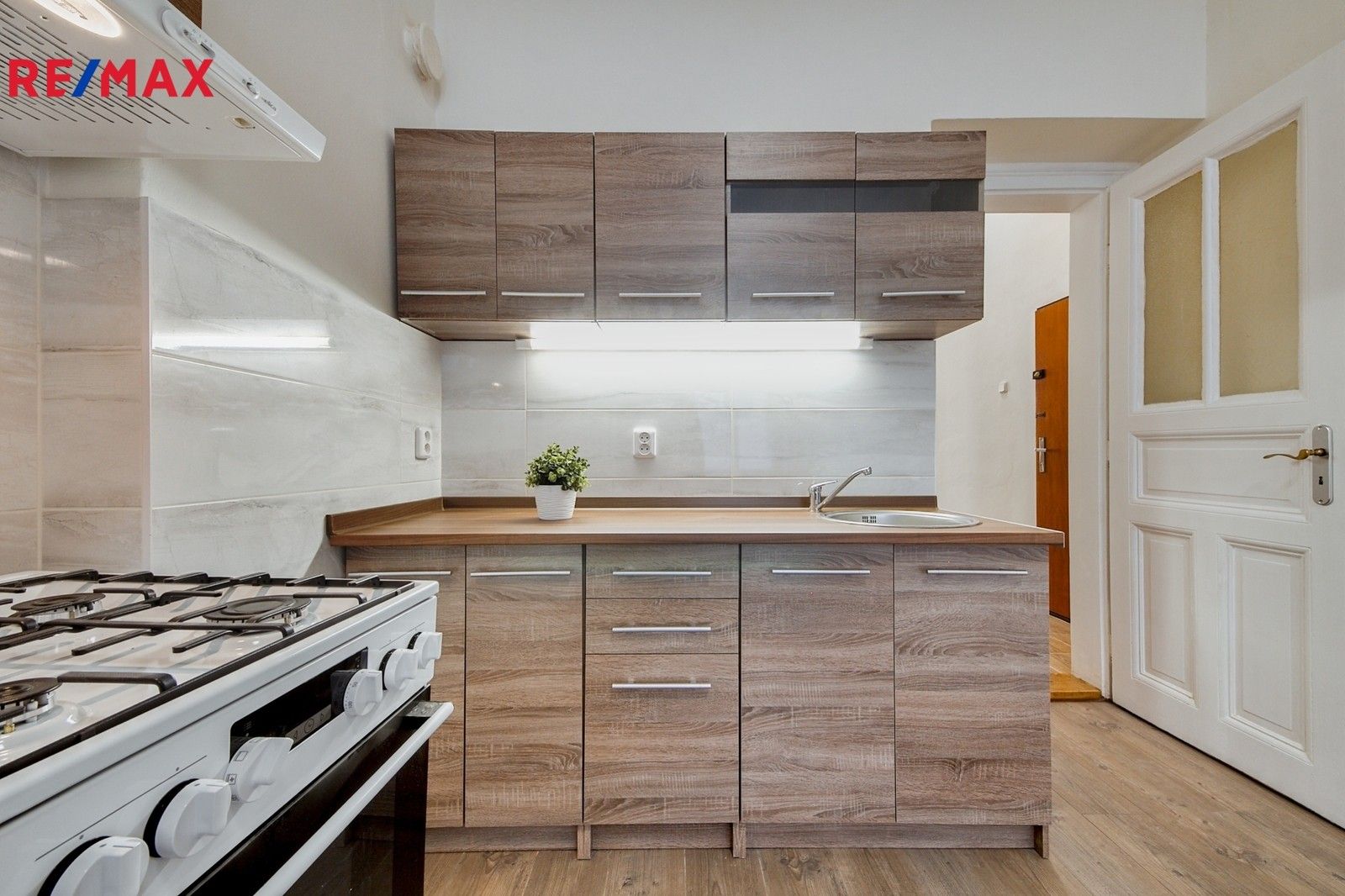 2+kk, 28. pluku, Praha, 42 m²