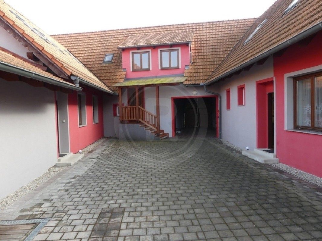 Činžovní domy, Pištín, 450 m²