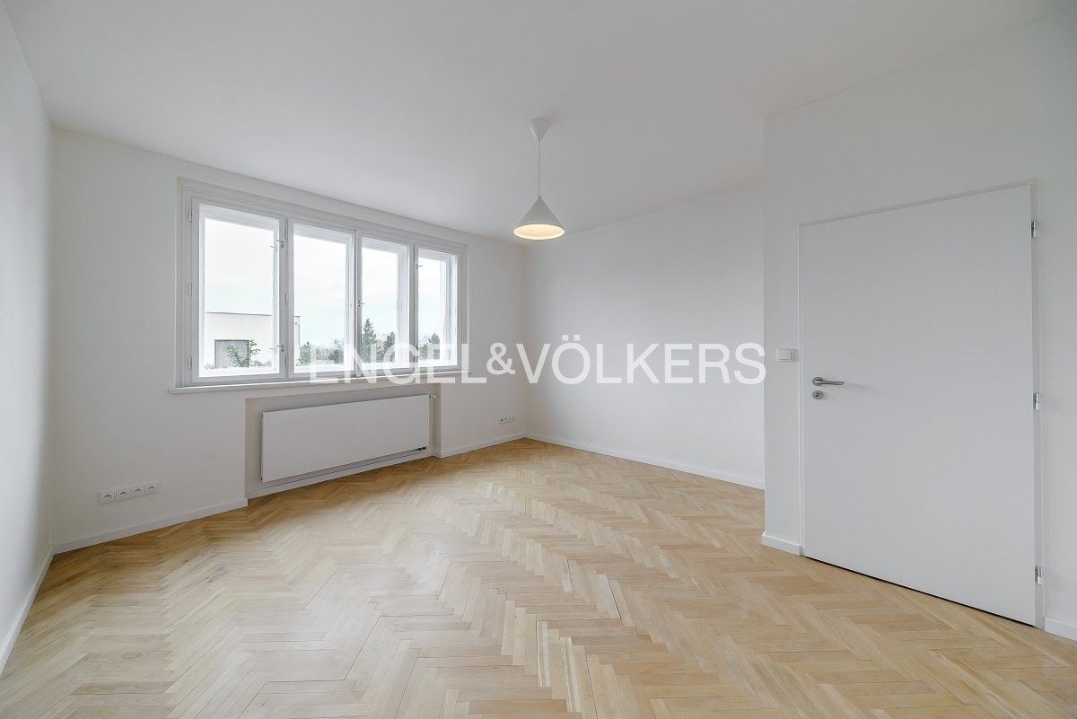 Pronájem rodinný dům - K Fialce, Praha, 244 m²
