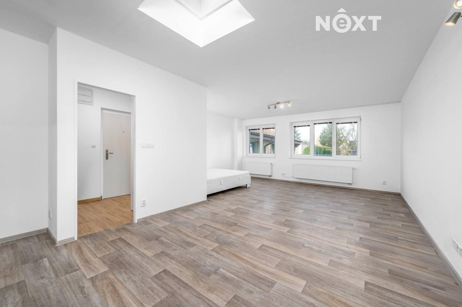 Pronájem byt 1+kk - Mirotická, Praha, 45 m²