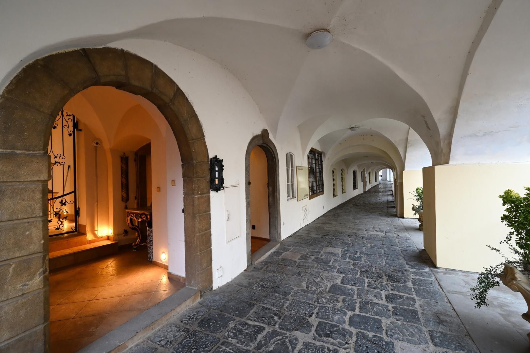 Obchodní prostory, Maltézské náměstí, Praha, 71 m²